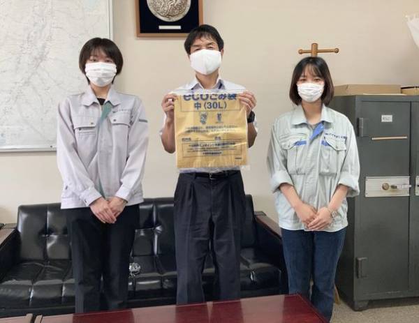 バイオポリ上越が十日町市立飛渡第一小学校で出前授業を行い、バイオマスプラスチックごみ袋100枚を寄付