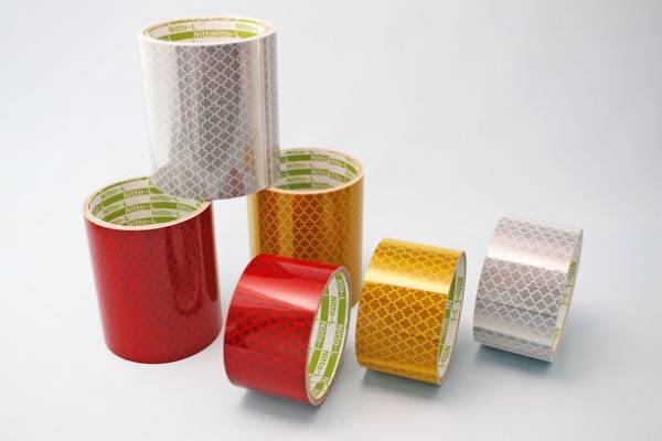 日東エルマテリアル　夜間の交通安全、曲面や角面でも活躍する軟質高輝度プリズム反射テープ DM9600を新発売！～高輝度なのに柔らかい反射テープ～