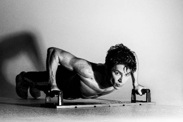 “筋肉俳優” 武田真治がアメリカンな！？「マッスルショッピング」と題したWEB動画に登場！日本テレビ『女神のマルシェ』にトレーニングボード「オンリーワンミニット」初登場の9月10日から公開！