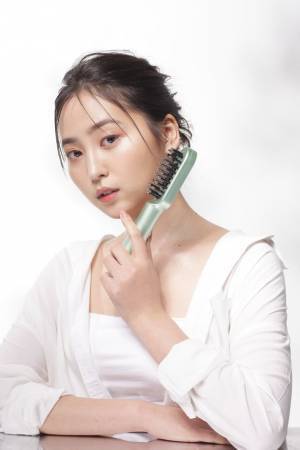 フェイス・ネック・デコルテを1本でケアできるEMS美顔器『miroku brush』、大手量販店で取り扱い開始