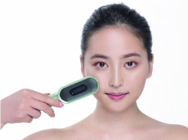 フェイス・ネック・デコルテを1本でケアできるEMS美顔器『miroku brush』、大手量販店で取り扱い開始