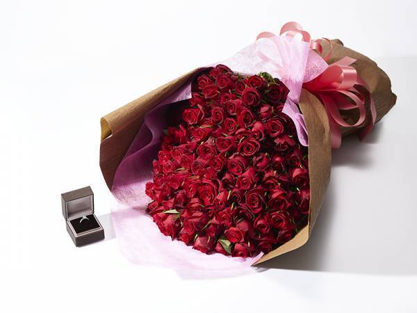 一生の思い出に残るプロポーズを演出する、定番のフラワーギフト