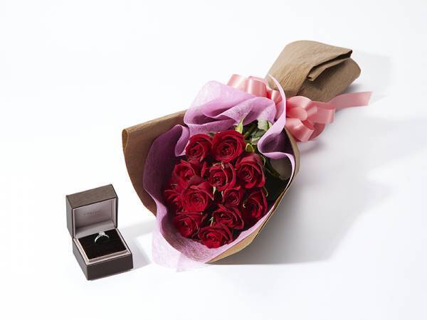 一生の思い出に残るプロポーズを演出する、定番のフラワーギフト