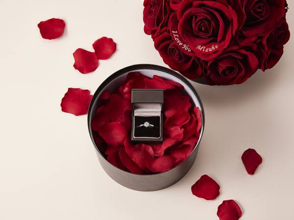 一生の思い出に残るプロポーズを演出する、定番のフラワーギフト