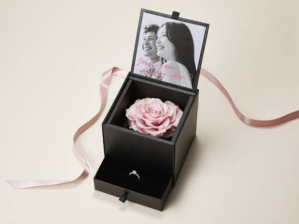 一生の思い出に残るプロポーズを演出する、定番のフラワーギフト