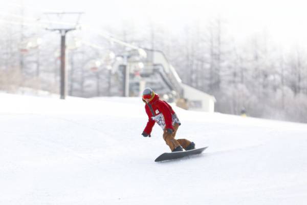 スキー・スノーボードのシーズン到来！年末年始、1・2月など混みあう時期の先取り予約ができる「先行発売！速報版　スノボ＆スキー」を9/16発売