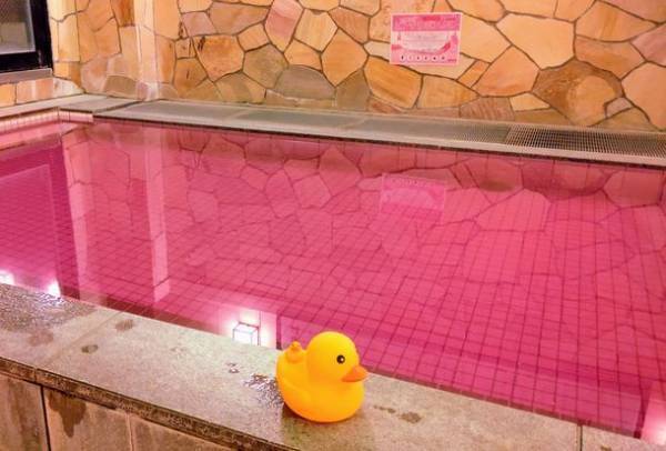 極楽湯、全国28店舗で10月1日～31日のピンクリボン月間にお風呂がピンクに染まる「しあわせピンクリボンの湯」を順次開催