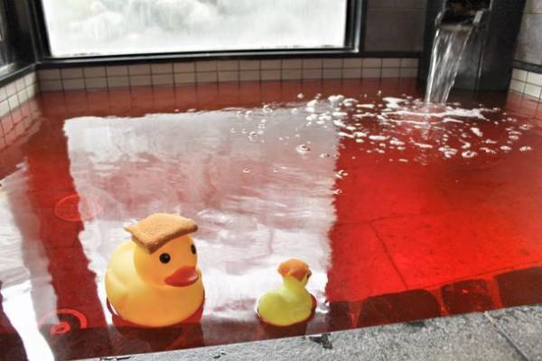 極楽湯、全国28店舗で10月1日～31日のピンクリボン月間にお風呂がピンクに染まる「しあわせピンクリボンの湯」を順次開催