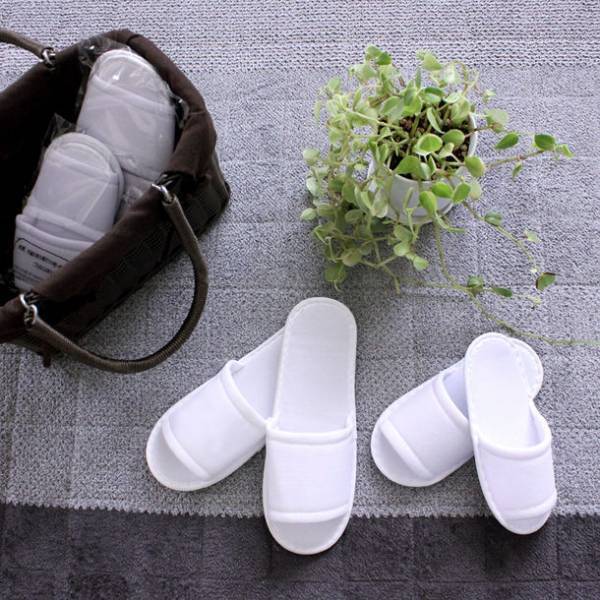 コロナ禍で多くの人が抱える使いまわし不安を解消！！品質と価格にこだわった個包装の「当社オリジナル 使い捨てスリッパ」企画開発
