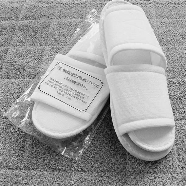 コロナ禍で多くの人が抱える使いまわし不安を解消！！品質と価格にこだわった個包装の「当社オリジナル 使い捨てスリッパ」企画開発