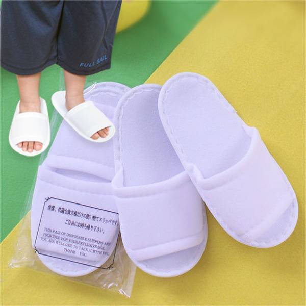 コロナ禍で多くの人が抱える使いまわし不安を解消！！品質と価格にこだわった個包装の「当社オリジナル 使い捨てスリッパ」企画開発