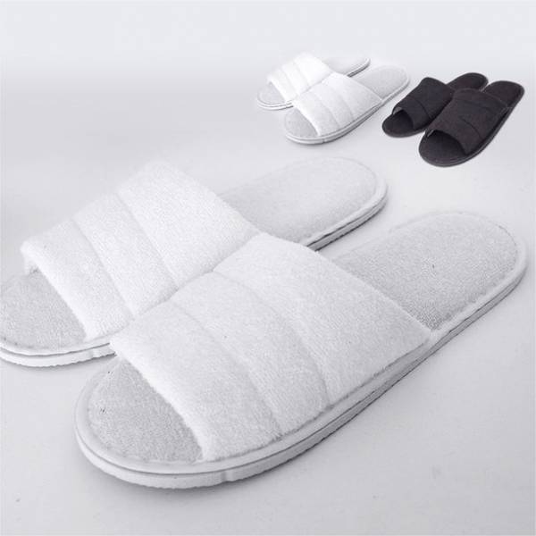 コロナ禍で多くの人が抱える使いまわし不安を解消！！品質と価格にこだわった個包装の「当社オリジナル 使い捨てスリッパ」企画開発