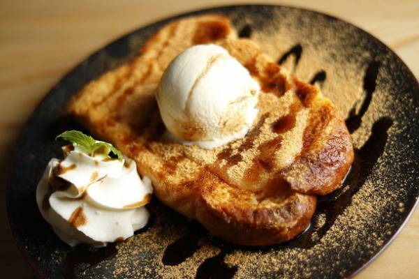 エロイーズカフェ八ヶ岳店が8BASE内に9月23日グランドオープン金精軒の「生信玄餅」とコラボした「ふわもちフレンチトースト」など、店舗限定メニューも登場！