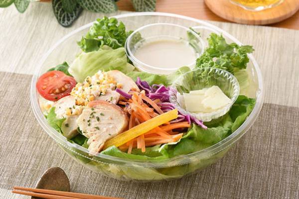 サラダ総合店Salad Cafe監修シリーズ第4弾！「国産ケールとローストチキンのサラダ」全国※のファミリーマートにて10月5日より発売　※北海道、沖縄県を除く