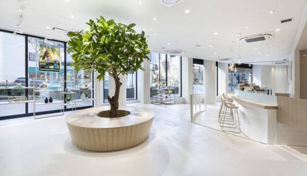 【タヒチアンノニ カフェ】甘さを抑えたコーヒーと秋らしいトッピングで楽しむ、大人のための癒しの1杯「MCTオイル入りアイスチョコレートラテ／ホットキャラメルラテ」秋の限定メニューとして登場　10月5日(火)から11月26日(金)まで期間限定発売