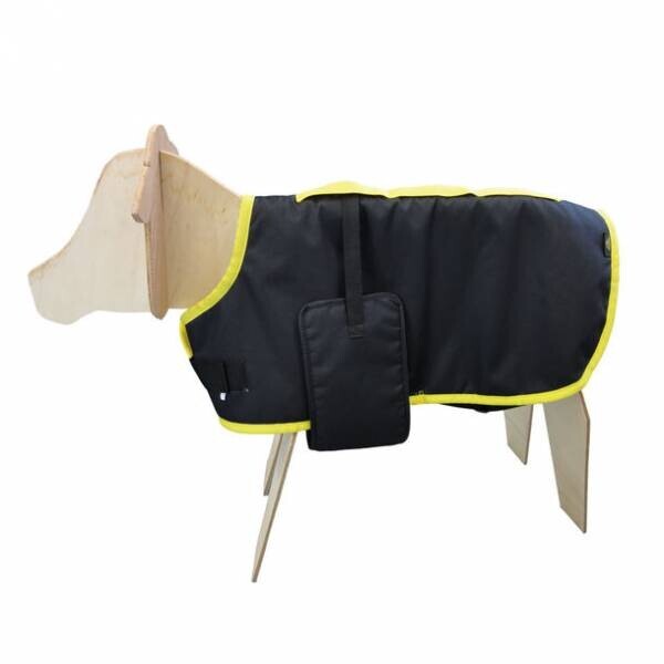 仔牛の防寒保温対策に！毎年好評な「カーフジャケット」アルミ生地にキルト加工を施し10月10日に新発売！