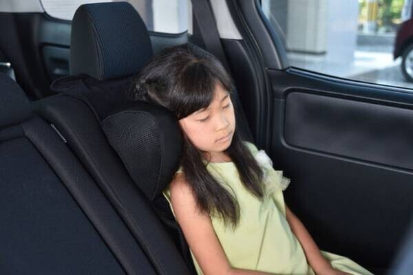 車での居眠り時の“首カックン”をしっかり防止！子どもの声から生まれた快適に眠れる椅子用枕、クラファン目標金額632％達成