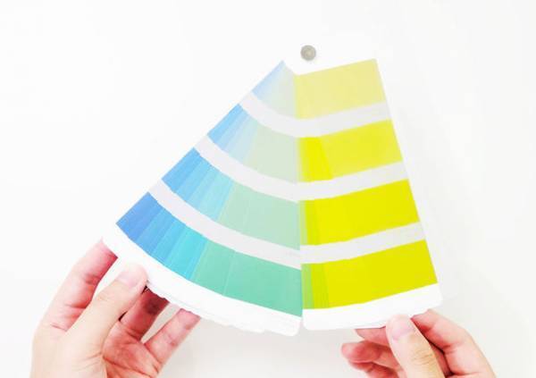 パラパラめくって色を楽しむ『色見本帳風シール イロメクリ』を発売　色の世界観はユメカワ・スモーキー・レトロなど全6種　絶妙なグラデーションが仕上がりを引き立てる！