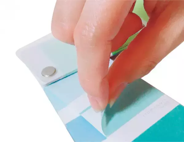 パラパラめくって色を楽しむ『色見本帳風シール イロメクリ』を発売　色の世界観はユメカワ・スモーキー・レトロなど全6種　絶妙なグラデーションが仕上がりを引き立てる！