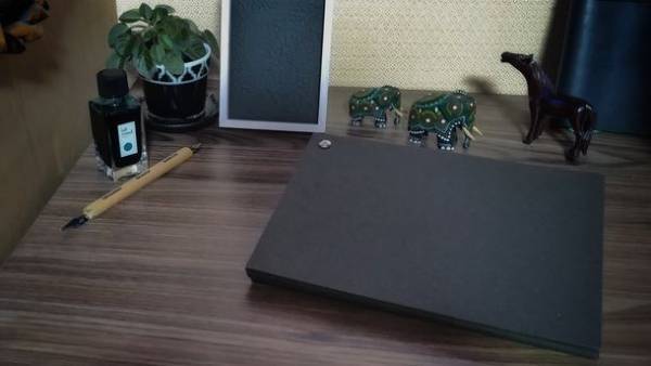 丸楽紙業が開発　黒紙だけを50種類集めた「黒い紙の見本帳ノート」をMakuakeにて公開
