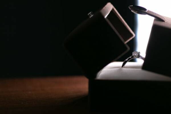 オートクチュール宝飾サロンJ.C.バールが「婚約指輪リフォーム」のプロジェクトを10月3日(日)よりクラウドファンディング Makuakeにて開始！～暗闇で眠るダイヤモンド婚約指輪に光を～
