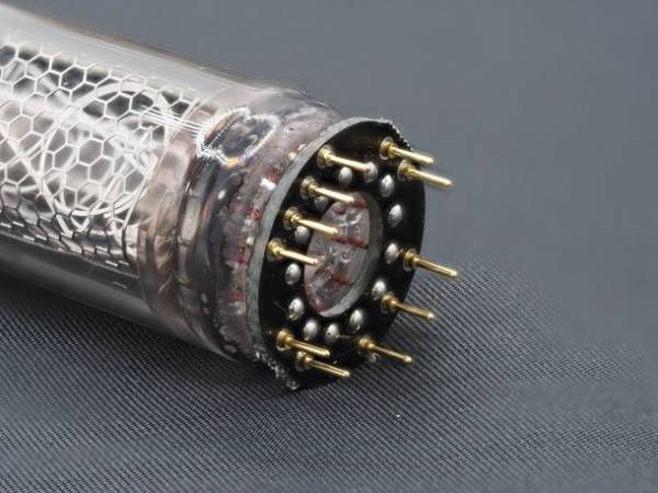 貴重なニキシー管時計のクラウドファンディングをCAMPFIREにて10月24日まで実施