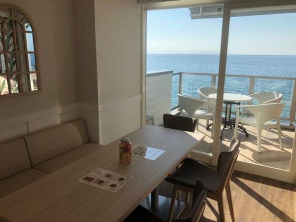 お待たせいたしました！！幸せのパンケーキ「淡路島リゾート」に新たなエリアが10月11日OPEN！！リゾートホテル仕様の豪華設備を完備したプライベートルームや更に海を間近に感じていただけるプライベートビーチ付きテラス席などお客様を非日常に誘います！！