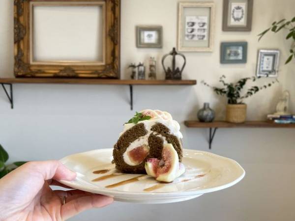 紅茶専門店amsu tea houseが秋の限定メニュー「いちじくとほうじ茶のロールケーキ」を10月8日からスタートします。