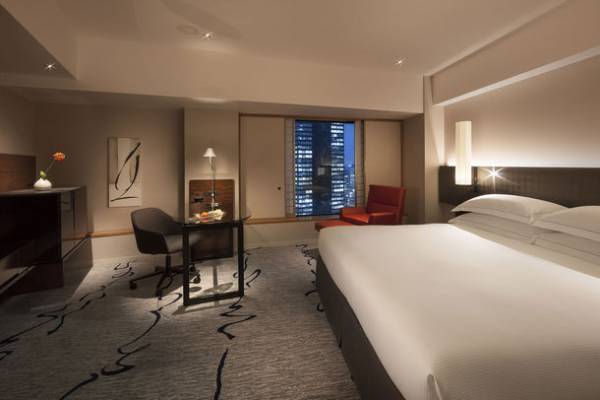 【ヒルトン東京】新スイーツ＆ランチビュッフェ『King ＆ Queenのクリスマス』開催