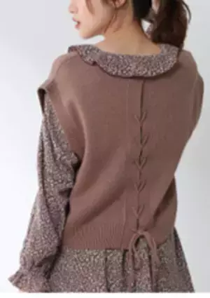 内田理央もイラストレーター田中かえも秋気分に♪「美術館にぴったり！」“編み編み”で後ろ姿も可愛いレースアップニットベスト！TOKYO FM「Qoo10 presents 内田理央の明日、なに着よ？」