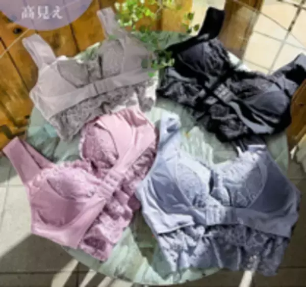 内田理央もイラストレーター田中かえも秋気分に♪「美術館にぴったり！」“編み編み”で後ろ姿も可愛いレースアップニットベスト！TOKYO FM「Qoo10 presents 内田理央の明日、なに着よ？」