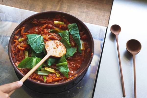 大人気「暮らし系」YouTuberが提案する、暮らしを楽しくする道具たち。新商品の木べら「kuki」が2021年11月4日21時発売。