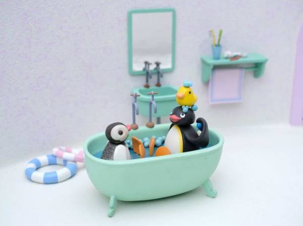 12月24日より横浜赤レンガ倉庫にて期間限定で開催決定！ストップモーションアニメ『ピングー』の貴重な制作資料を約400点展示　40周年記念展覧会「ピングー展」