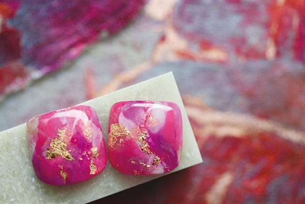 流行の金箔ヘア・金箔ネイル(※1)に伝統の金沢箔を。美容師と共に開発した新しい工芸品。2021年10月21日より箔一各店にてヘア・ネイル用金沢箔を発売