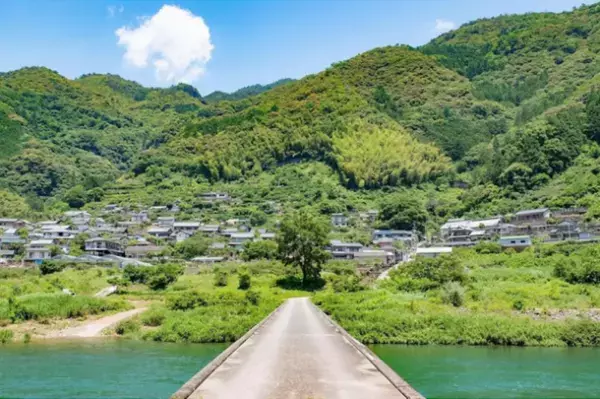 映画「竜とそばかすの姫」の舞台のモデル『仁淀ブルー』を求めて観光客が急増　清流が育む地域文化を体験する“聖地巡礼”　仁淀ブルー体験博が初開催　10月22日(金)～11月30日(火)