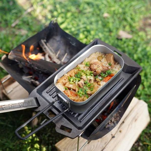 焚き火料理をより熱く、より楽しくする多機能な鋳鉄製グリルプレート「灼熱野営プレート」が2021年10月より販売開始！