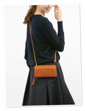 スマホと財布を一つにまとめて持ち歩ける「ほんわかスヌーピー ショルダーウォレット」新発売！