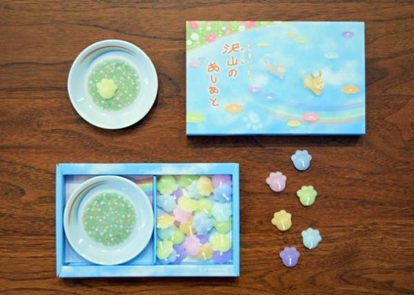 肉球の形をしたろうそく「沢山のあしあと」が11月4日に発売！ペットロスで落ち込む方への贈り物に最適　ろうそくを虹のお皿に浮かべてあの子の軌跡に想いを寄せる