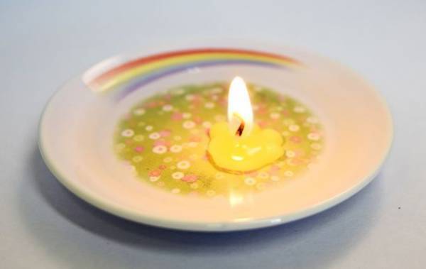 肉球の形をしたろうそく「沢山のあしあと」が11月4日に発売！ペットロスで落ち込む方への贈り物に最適　ろうそくを虹のお皿に浮かべてあの子の軌跡に想いを寄せる