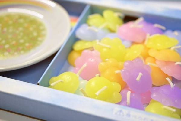 肉球の形をしたろうそく「沢山のあしあと」が11月4日に発売！ペットロスで落ち込む方への贈り物に最適　ろうそくを虹のお皿に浮かべてあの子の軌跡に想いを寄せる