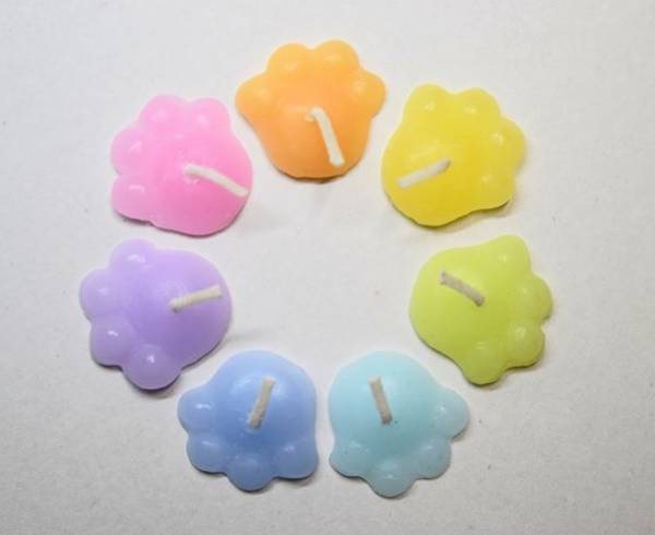 肉球の形をしたろうそく「沢山のあしあと」が11月4日に発売！ペットロスで落ち込む方への贈り物に最適　ろうそくを虹のお皿に浮かべてあの子の軌跡に想いを寄せる
