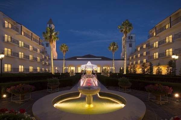 【志摩スペイン村】11月12日（金）　高さ約7ｍのクリスマスビッグツリー登場！「スパークリング・クリスマス」の実施