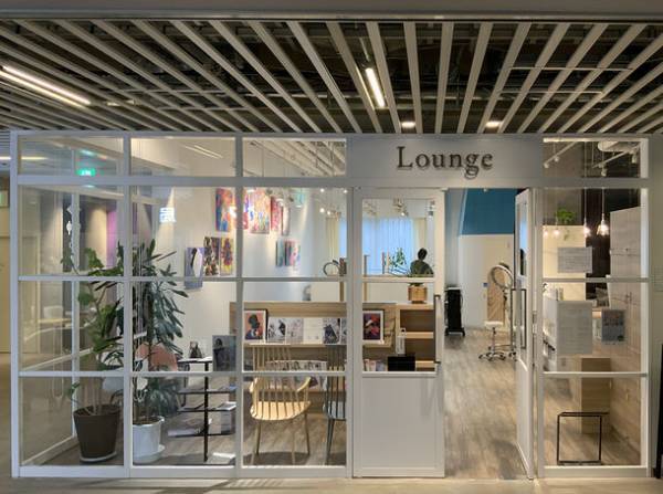 横浜のヘアサロン「Lounge」でアーティスト TAKUROMANが初の作品展“アノヒトゴミハ、タカラモノダッタ”を開催
