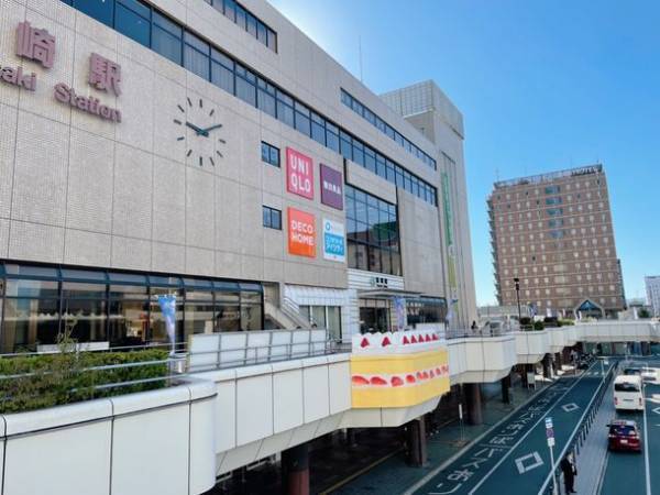 高崎駅に渡辺おさむの巨大ケーキ作品が出現！「アートプロジェクト高崎2021」11月28日まで開催