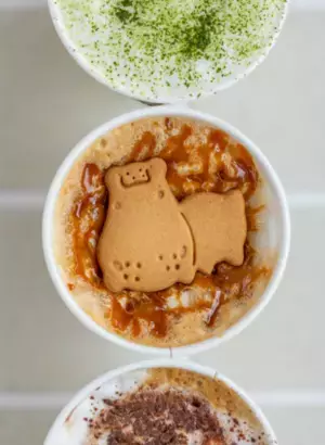 1か月で1万本超え！昨年大好評だった「塩キャラメルプリン」が11/5(金)より再販決定！さらにさむい冬をあたためる熱海プリンカフェ2nd限定のホットなドリンクも新登場