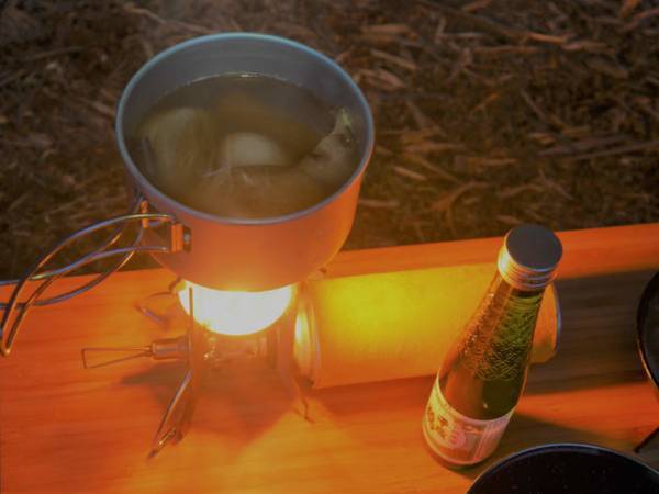 冬のアウトドアにぴったり！捨てていたガスランタンの排熱を有効活用する「ガスランタン用ゴトク」が11月10日発売