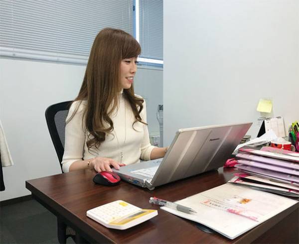 ぽっちゃり女子向け「美脚ハイパーストレッチパンツ」が累計販売数10万本を突破！