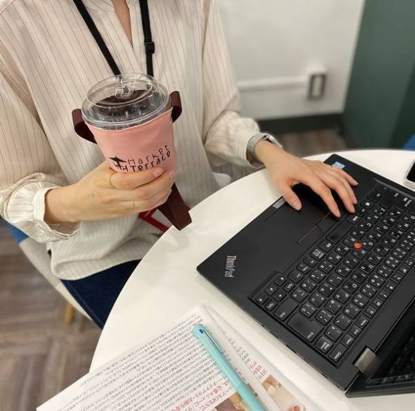 カフェやコンビニドリンクのテイクアウトに最適！持ち歩きできる『テイクアウトカップホルダー』を発売