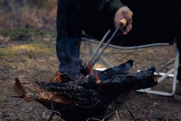 ＜先着30名限定＞Makuake達成率3,020％達成！「火吹き棒・火バサミ・フック・灰かき」が1つになった多機能薪バサミ、購入者にフックを限定プレゼント開始！～秋・冬キャンプのお供に～