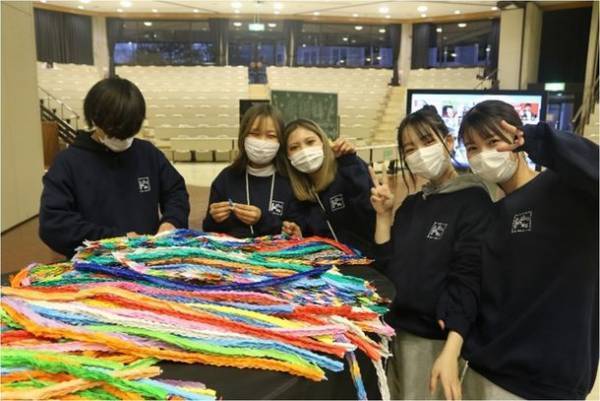 医療機関へ感謝の千羽鶴　～四天王寺大学からのありがとう～